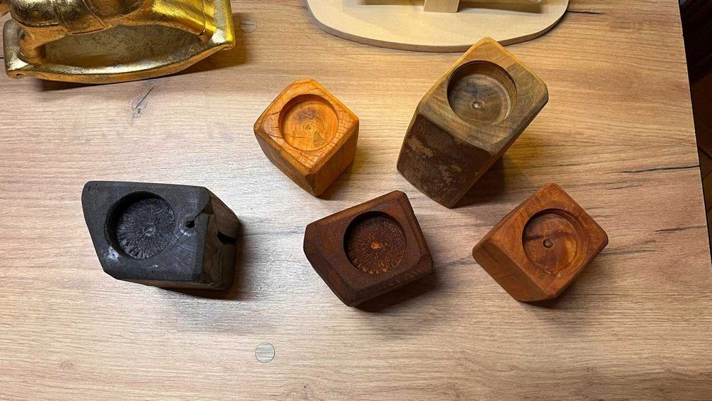 Празнични дървени свещници от естествен орех и дива череша