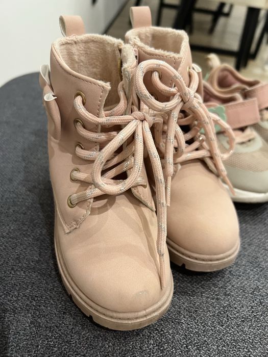 Ботинки на девочку на осень и кроссовки