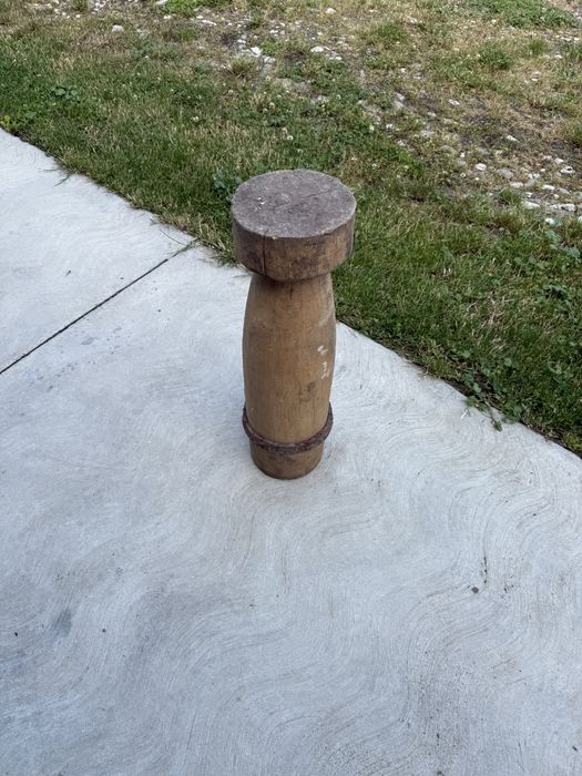 Piua veche din lemn masiv cu armătură metalică