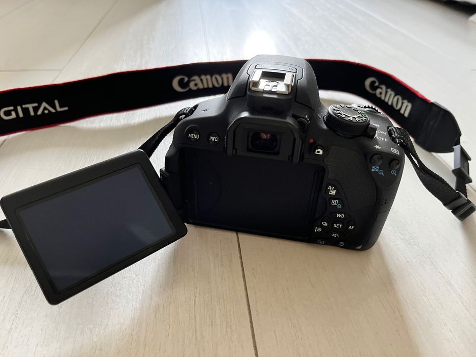 Фотоапарат Canon EOS 700 D