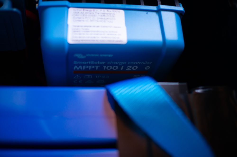 Продавам соларна станция + 6 броя гъвкави соларни панели