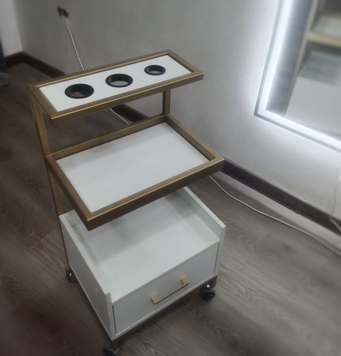 Barberlar va shunga oʻxshaw sohadagilar uchun uchun yordamchi etaжerka