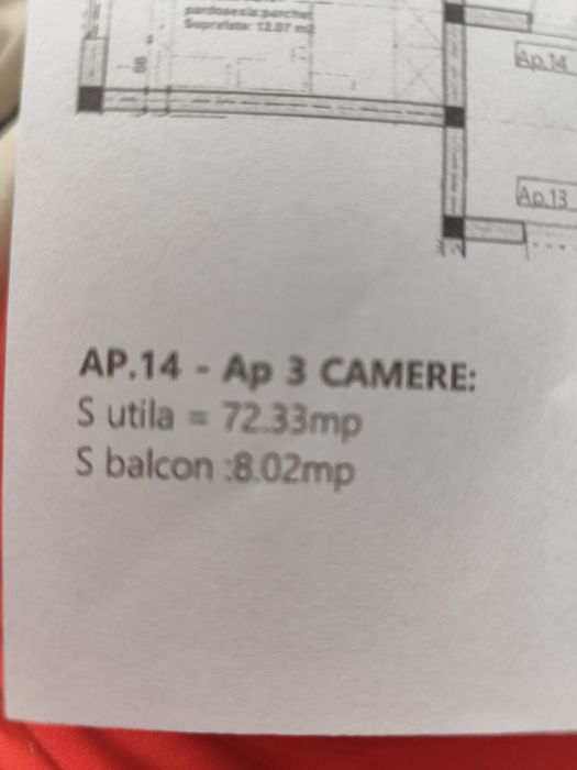 Vând apartament cu trei camere și parcare