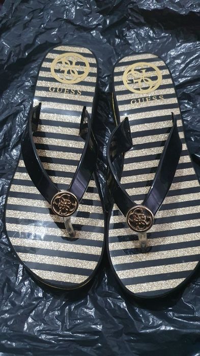 Papuci guess in cutie