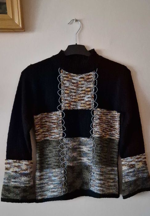 Bluza neagra  cu motive geometrice