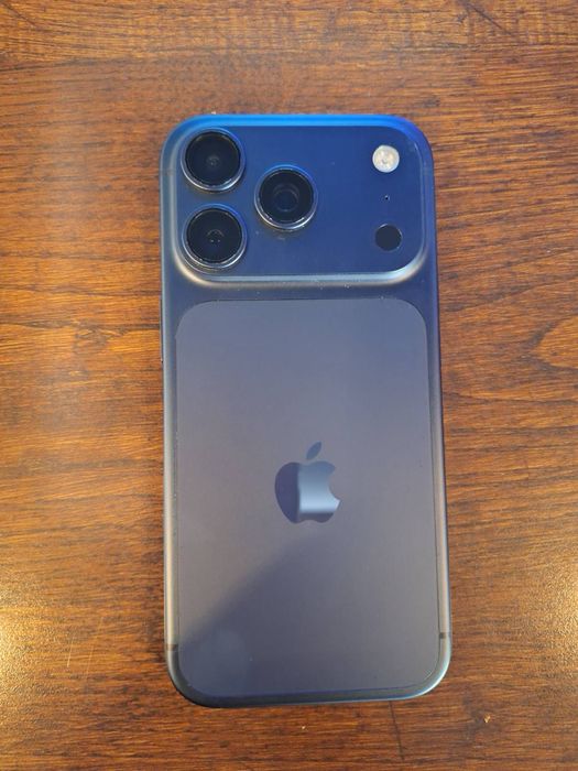 Iphone 17 pro син