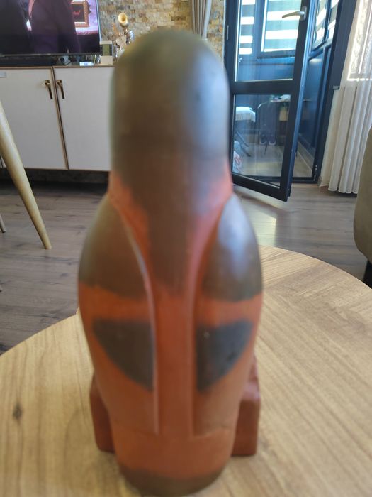 Дървена фигура на папагал.