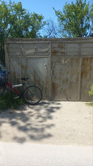 Продавам бетонен и метален гараж