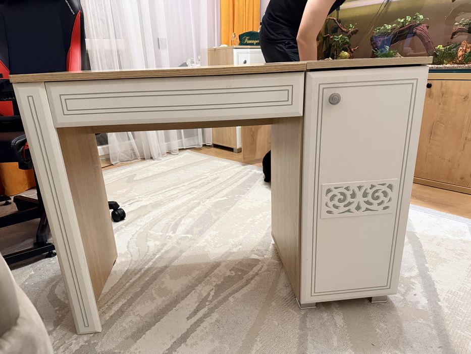 Продаётся туалетный столик с зеркалом