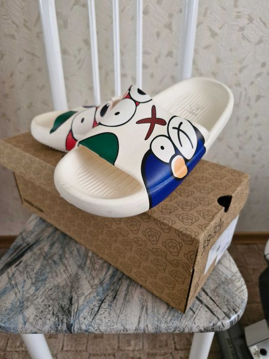 Шлепанцы с оргинальным рисунком новые.