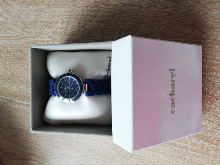 Нов дамски часовник Cacharel. Нов,  не е използван
