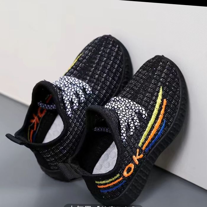 Продам детские кроссовки