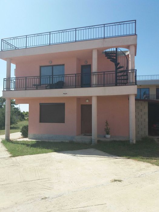 Дава се под наем Къща в Варна, Галата - 140 кв.м за 847.62 € - Снимка #2