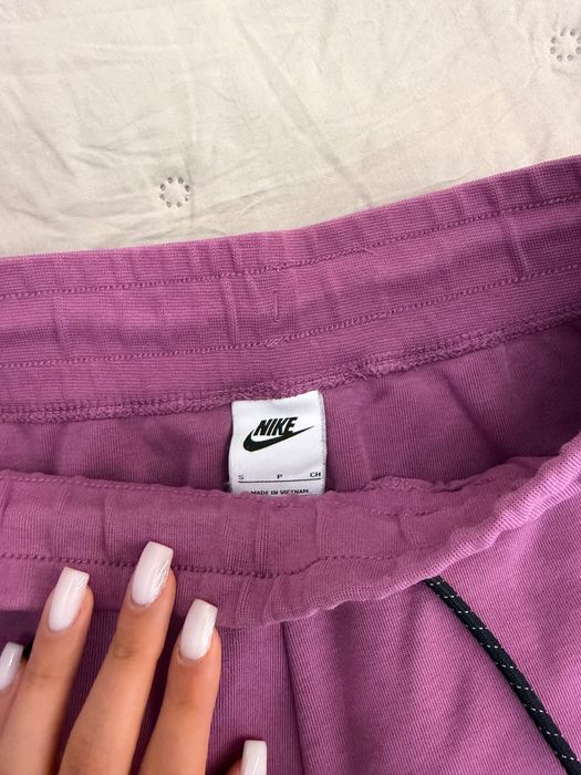 Спортно дамско долнище Nike Tech