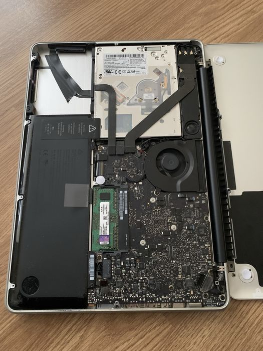 Laptop Macbook pro functional pe display extern.Citeste anuntul.