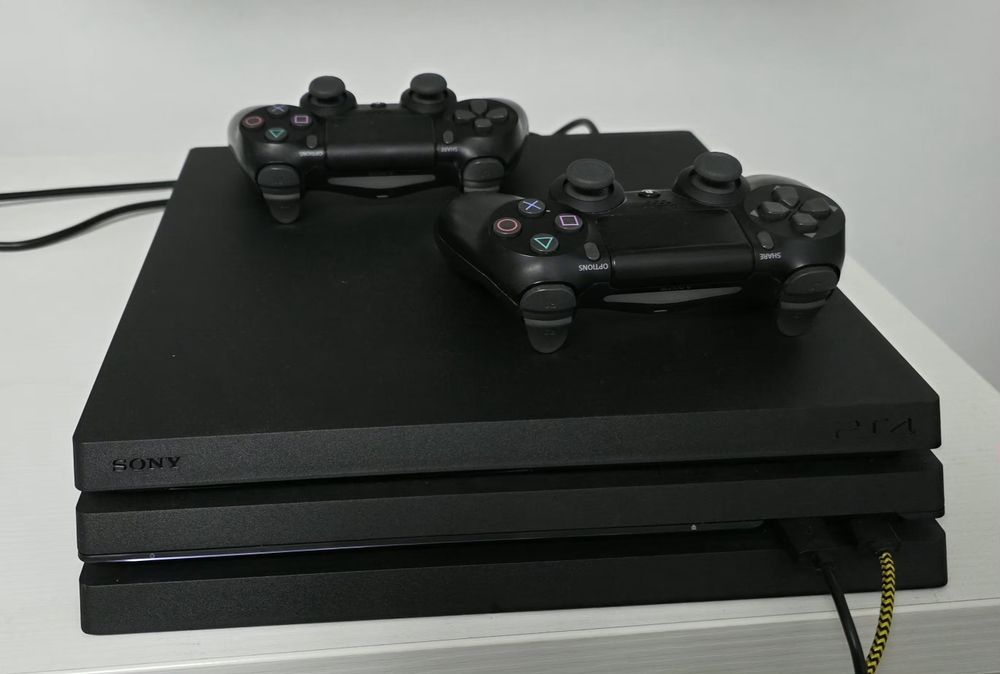 Vând ps4 pro si ps4 slim