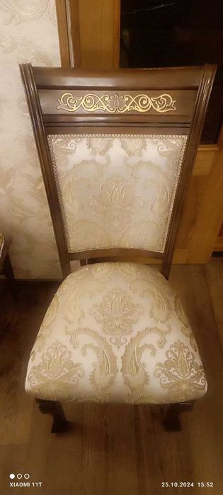 Продается стол с 12 стульями.