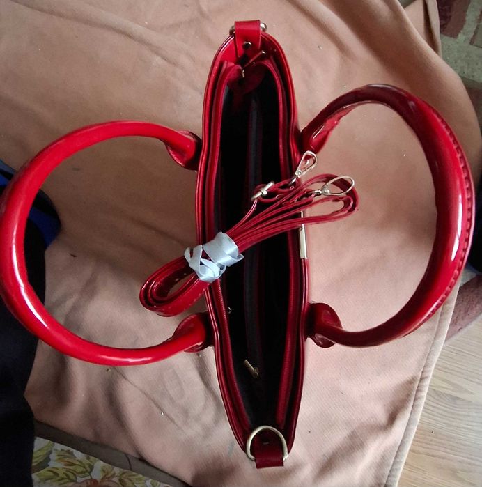 Geantă roșie elegantă lacuită – ca nouă
