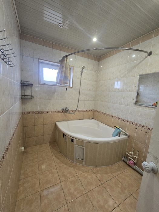 Zudlik bilan frunze massifda 3xonali kvartira sotiladi