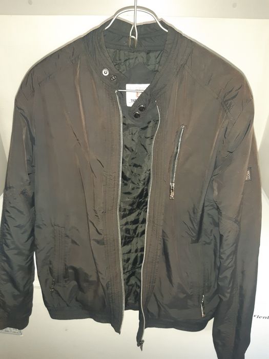 Продам ветровку новую, по приемлемой цене.