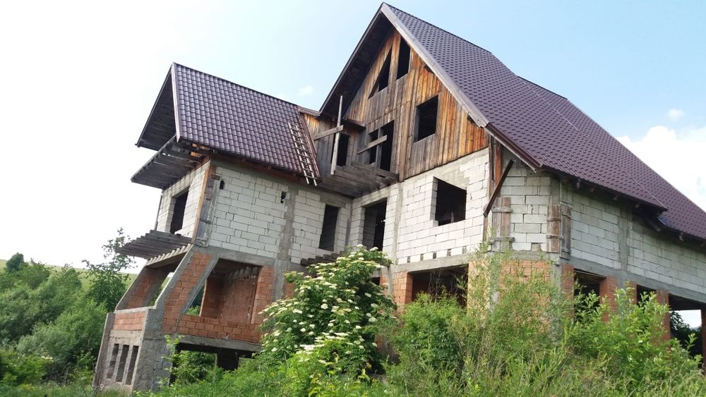 Pensiune la "rosu" in comuna Agapia, sat Varatec, judetul Neamt