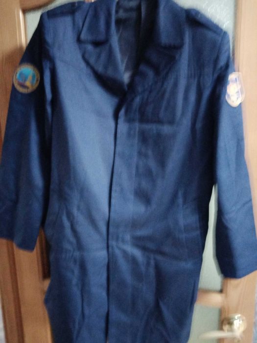 Военные куртка и плащ,