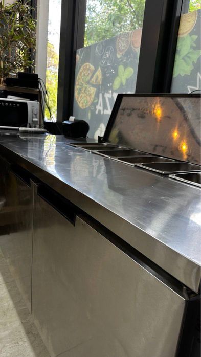 Профессиональный холодильник / холодильный стол