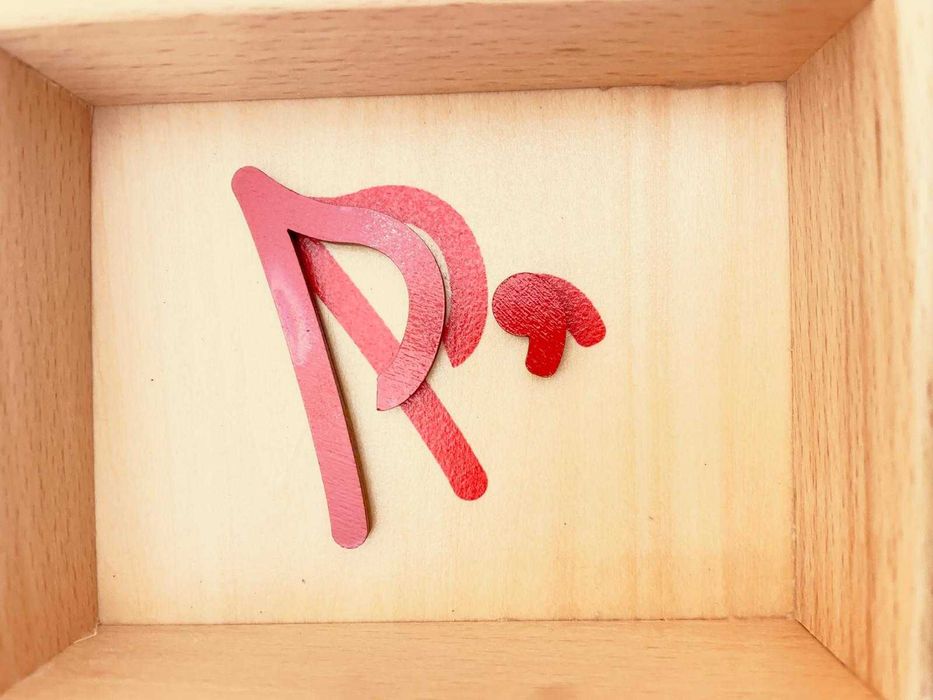 Alfabet mobil cu litere de mână – scriere prin joacă Montessori