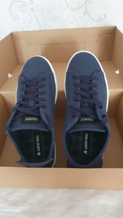 Продам мужские кроссовки