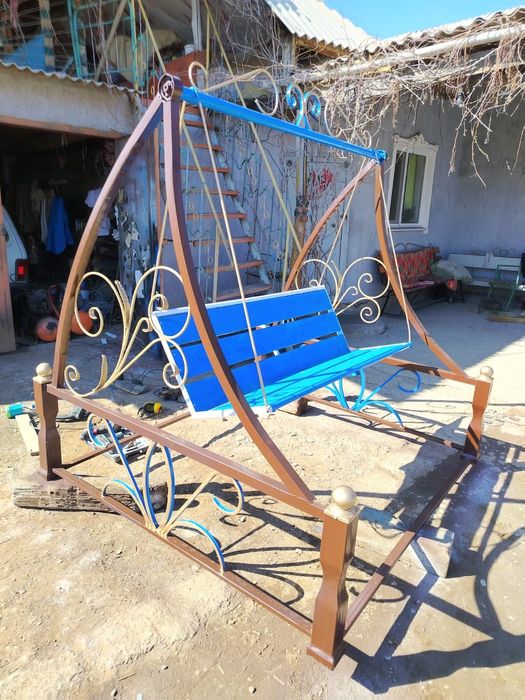 Качеля колдан жасалган