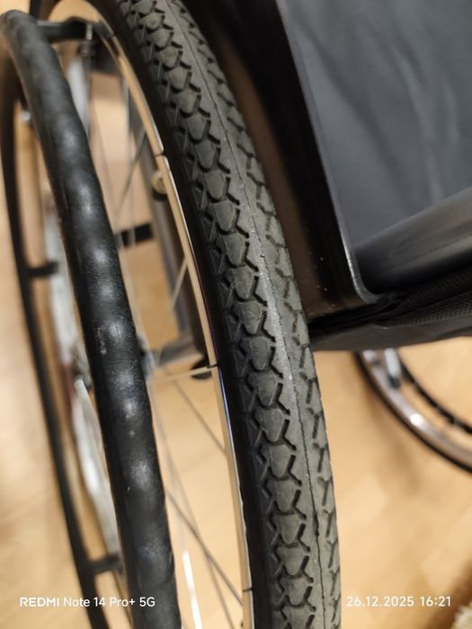 Инвалидная коляска и ходунок