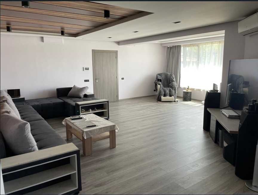 Дава се под наем Тристаен апартамент в Варна, Център - 160 кв.м за 1100 € - Снимка #1