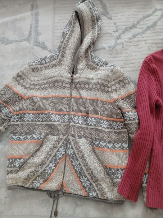 Кофты шерстяные, тёплые, есть с капюшоном.