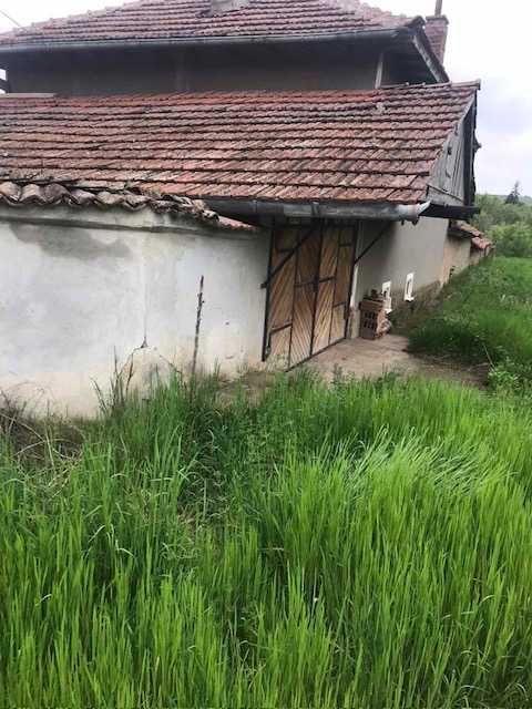 Голяма къща с голям двор в с.Татари до гр. Свищов