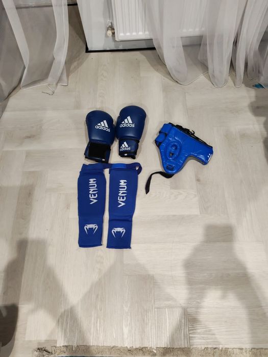 Продам перчи для бокса футы и шлем