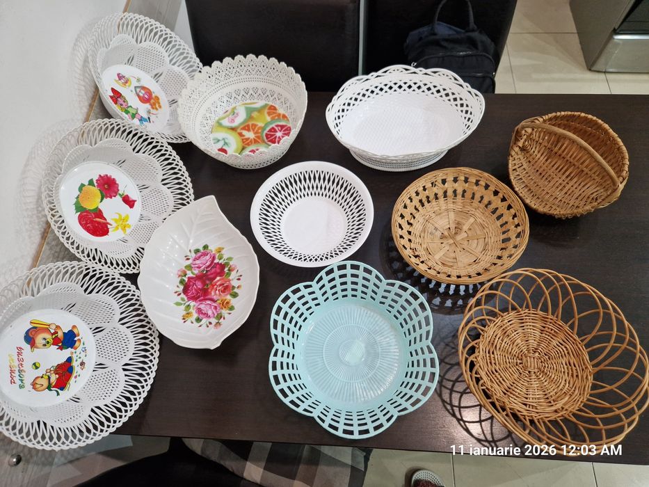 Coșuri de plastic și de nuiele
