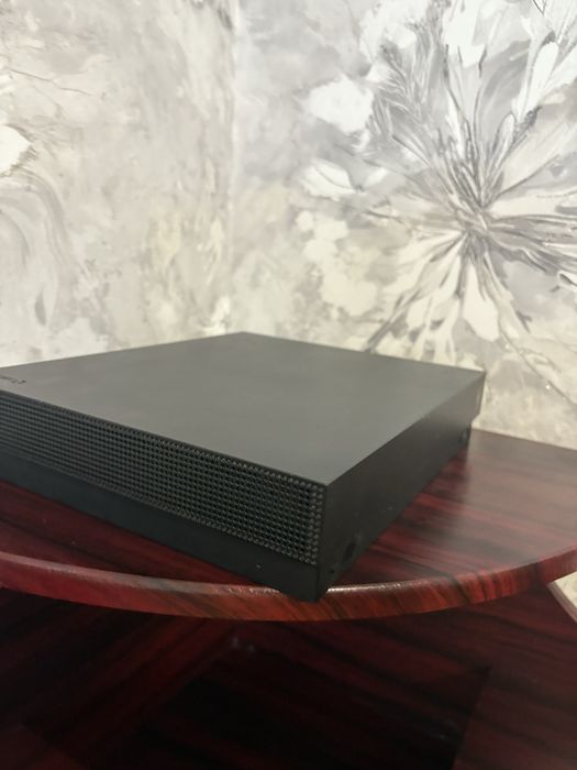 Продам Xbox one x память 1000GB