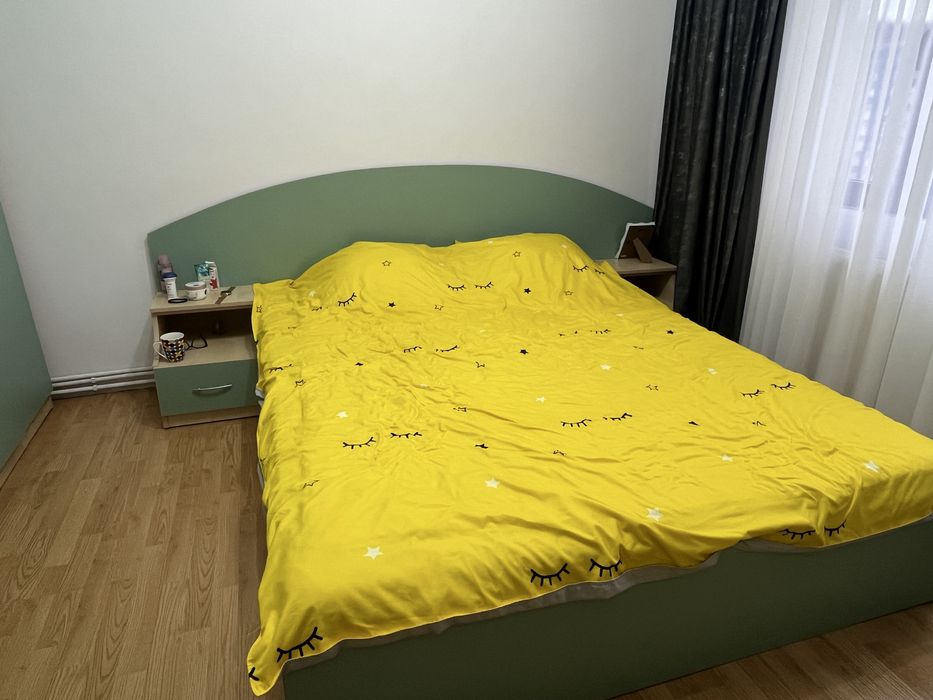 Vand set dormitor (2 noptiere, o comoda, pat si dulap)