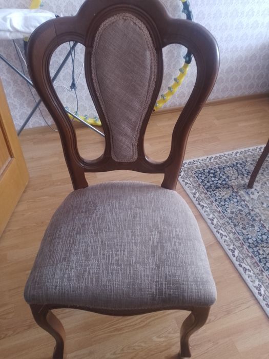 Стол со стульями в гостинную.