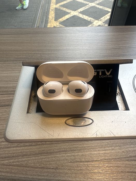 Продам наушники airpods