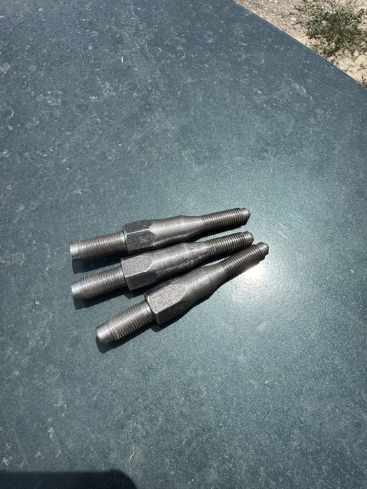 Шпилка задний балкий камри 10