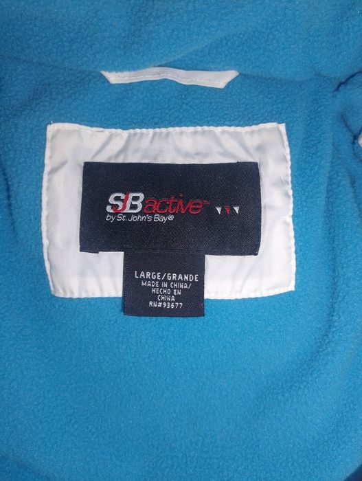 Продавам чисто ново дамско зимно яке