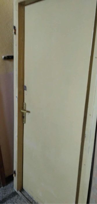 Метална врата.