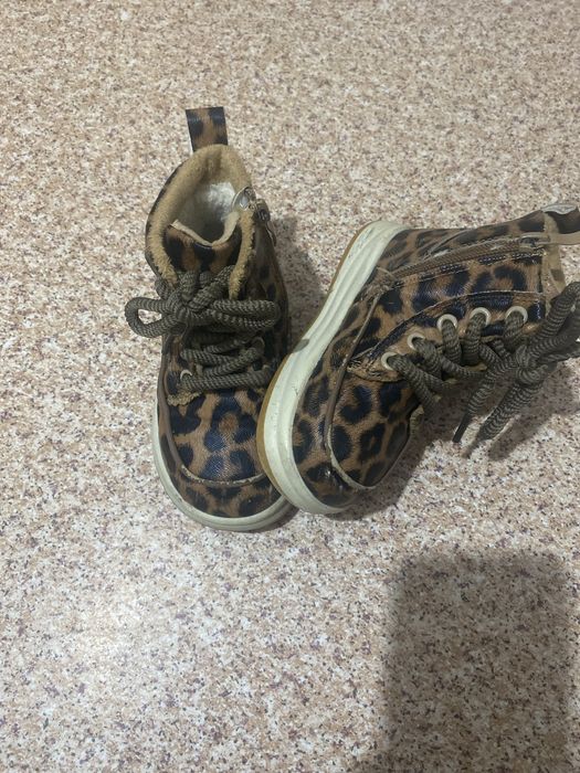 Сапожки  весенние  девечковые продам .