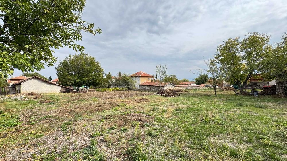 Дворно място от 2 дка. с недовършена къща в с. Червен - до Асеновград