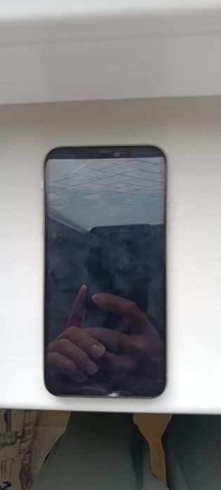 iPhone 11 на запчасти / экран выгорел