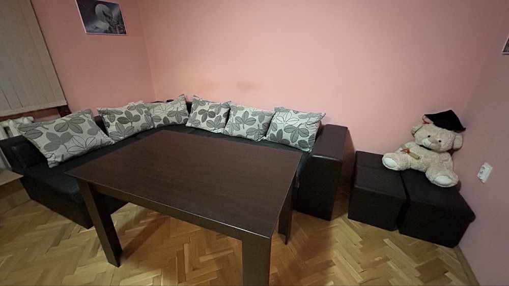 Ъглов диван и холна маса
