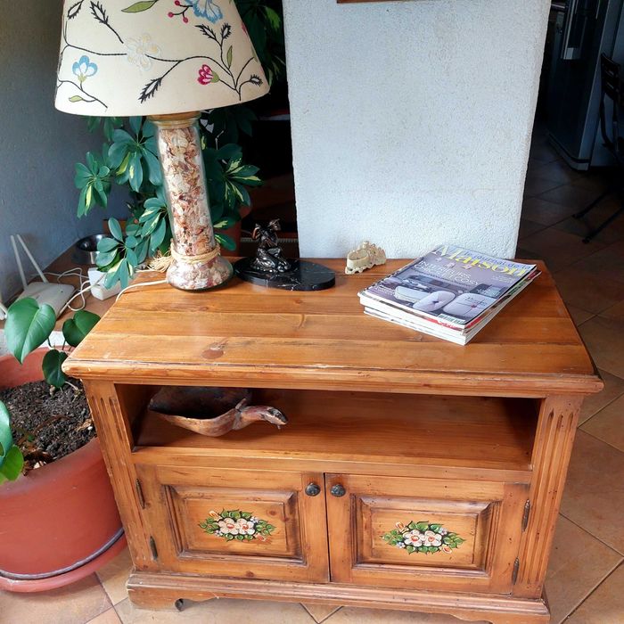 Comodă / Mobilier TV pictat manual – Stil tradițional din Transilvania