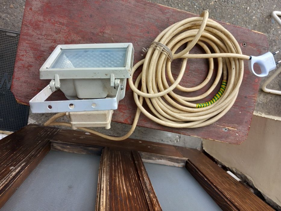 Proiector Alb cu halogen .