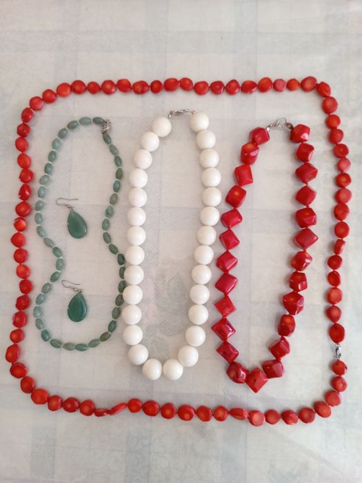 Нефрит и коралловые бусы  с натуральным жемчугом.